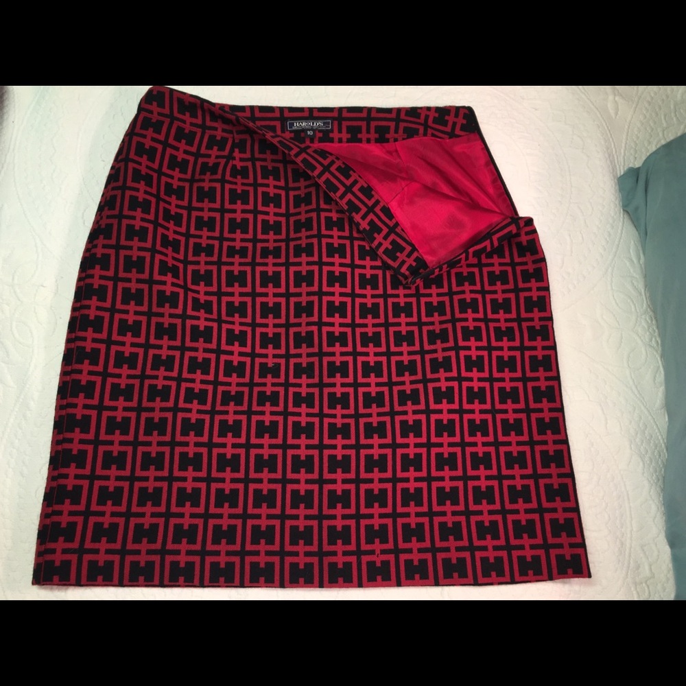 Harold’s Crimson and Black Print Skirt